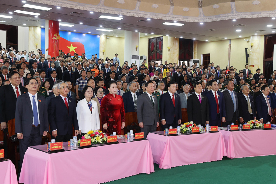 Chủ tịch Quốc hội Nguyễn Thị Kim Ngân và các đại biểu thực hiện nghi thức chào cờ. (Ảnh: Trọng Đức/TTXVN)