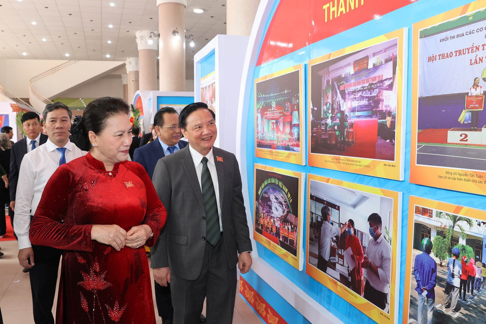Chủ tịch Quốc hội Nguyễn Thị Kim Ngân tham quan Triển lãm ảnh về thành tựu phát triển kinh tế, xã hội của tỉnh Khánh Hòa trưng bày bên lề đại hội. (Ảnh: Trọng Đức/TTXVN)