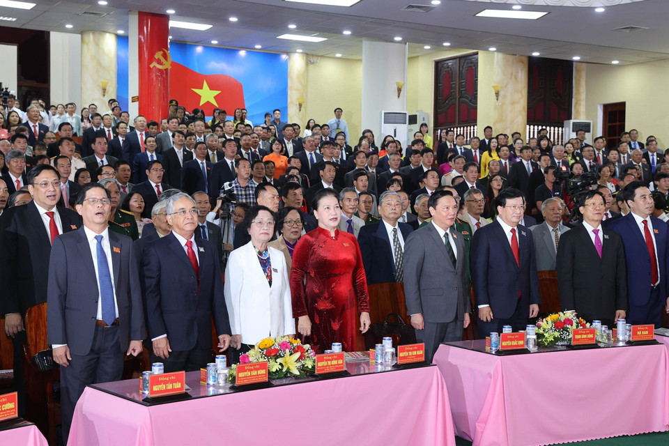 Chủ tịch Quốc hội Nguyễn Thị Kim Ngân và các đại biểu thực hiện nghi thức chào cờ. (Ảnh: Trọng Đức/TTXVN)