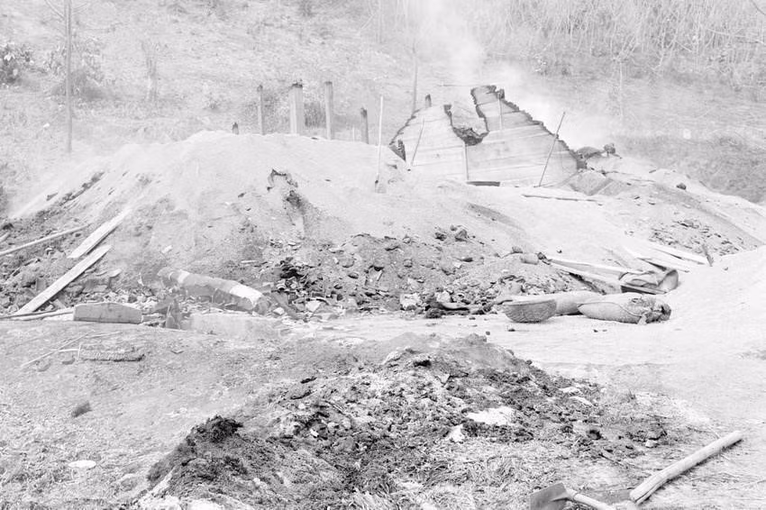 Kho thóc ở Bến Đền, tỉnh Hoàng Liên Sơn (nay thuộc Lào Cai) bị địch đốt cháy trước khi rút chạy. (Ảnh: Nguyễn Trân/TTXVN)