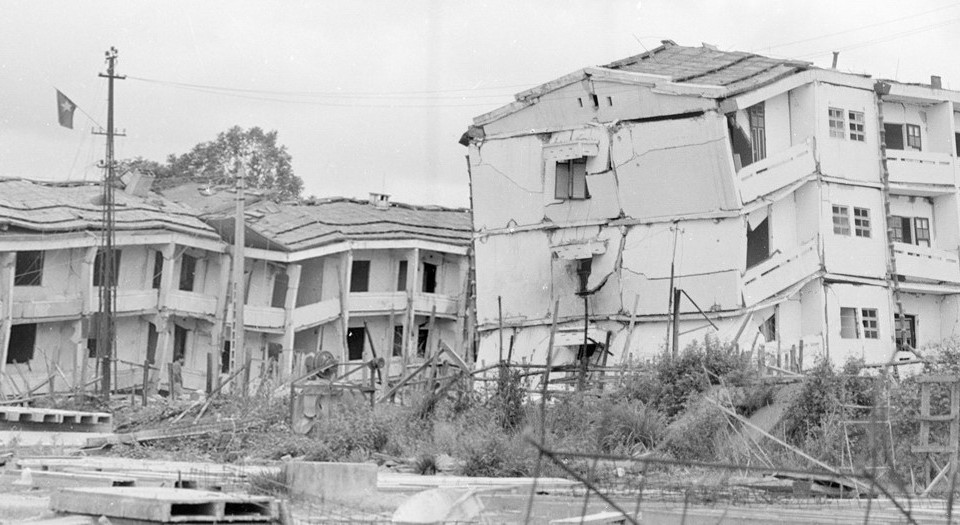 Khu nhà lắp ghép 4 tầng của cán bộ, công nhân tại thị xã Lào Cai, tỉnh Hoàng Liên Sơn (nay thuộc tỉnh Lào Cai) bị địch dùng mìn đánh phá. (Ảnh: Phùng Triệu/TTXVN)