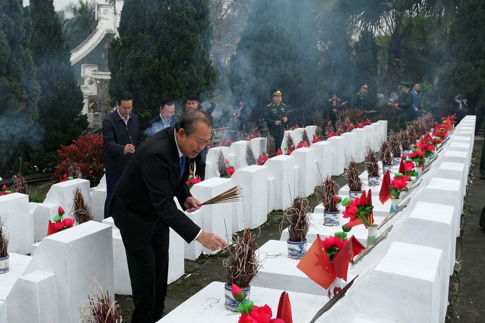Phó Thủ tướng Thường trực Chính phủ Trương Hòa Bình cùng đoàn đại biểu thắp hương phần mộ các Anh hùng, liệt sỹ tại Nghĩa trang Liệt sỹ Quốc gia Vị Xuyên (ngày 5/1/2020). (Ảnh: Minh Tâm/TTXVN)