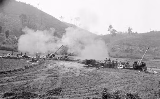 Chiến sỹ Đoàn 368 pháo binh tỉnh Hoàng Liên Sơn dội bão lửa trừng trị quân địch, ngày 10/3/1979. (Ảnh: Phùng Triệu/TTXVN)