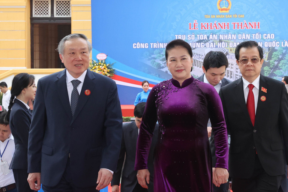 Chủ tịch Quốc hội Nguyễn Thị Kim Ngân và các đại biểu tại Lễ khánh thành Trụ sở Tòa án nhân dân tối cao. (Ảnh: Trọng Đức/TTXVN)
