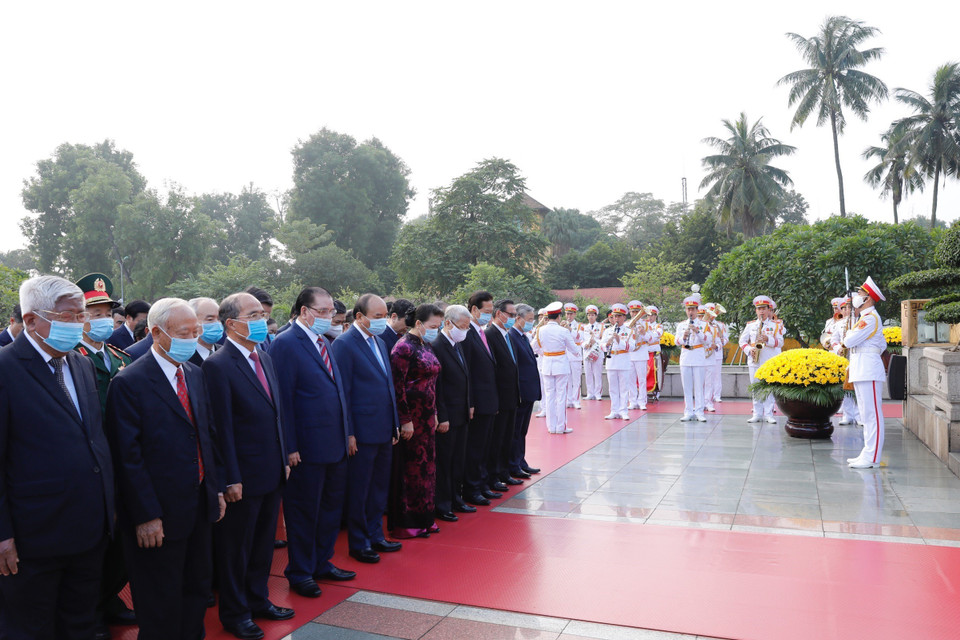 Lãnh đạo Đảng, Nhà nước tưởng niệm các Anh hùng liệt sỹ. (Ảnh: Dương Giang/TTXVN)