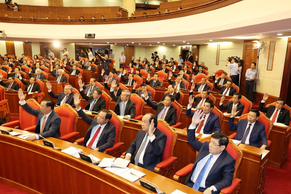 Các lãnh đạo Đảng, Nhà nước và các đại biểu biểu quyết thông qua chương trình Hội nghị. (Ảnh: Trí Dũng/TTXVN)