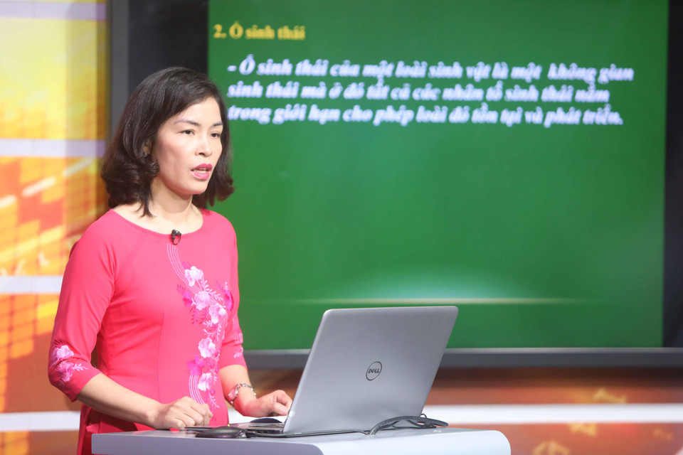 Để thực hiện chương trình, các giáo viên cùng tổ bộ môn đã họp với cán bộ, chuyên viên của Sở Giáo dục và Đào tạo Hà Nội để phân công lịch ghi hình, thống nhất nội dung giảng dạy của từng giáo viên. (Ảnh: Thanh Tùng/TTXVN) 