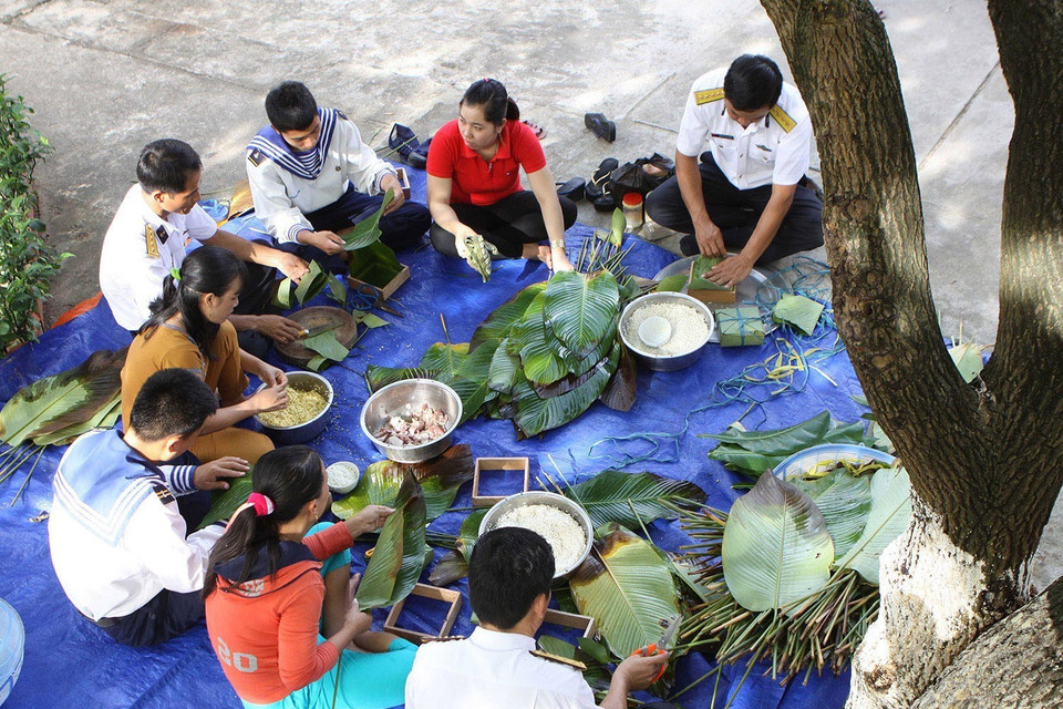 Quân và dân đảo Sinh Tồn gói bánh chưng đón Tết. (Ảnh: Dương Giang/ TTXVN)