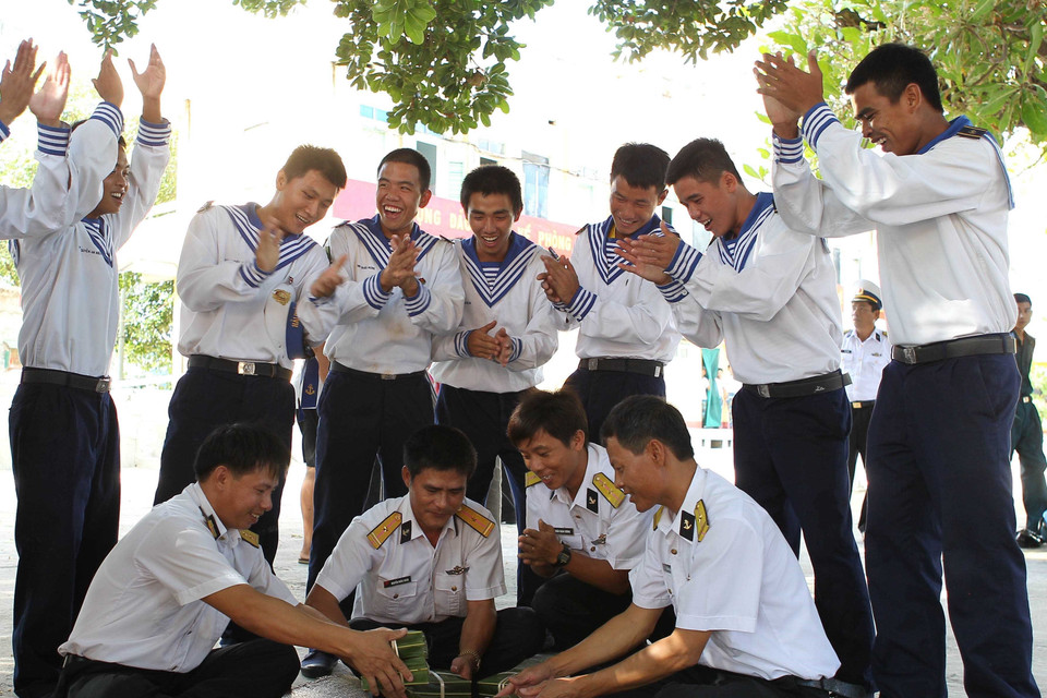  Chiến sỹ đảo Nam Yết gói bánh chưng cổ truyền để có một mùa xuân thêm ấm cúng và nhiều ý nghĩa sau những ngày tập luyện, sẵn sẵng chiến đấu bảo vệ chủ quyền biển đảo thiêng liêng của Tổ quốc. (Ảnh: Quốc Khánh/TTXVN)