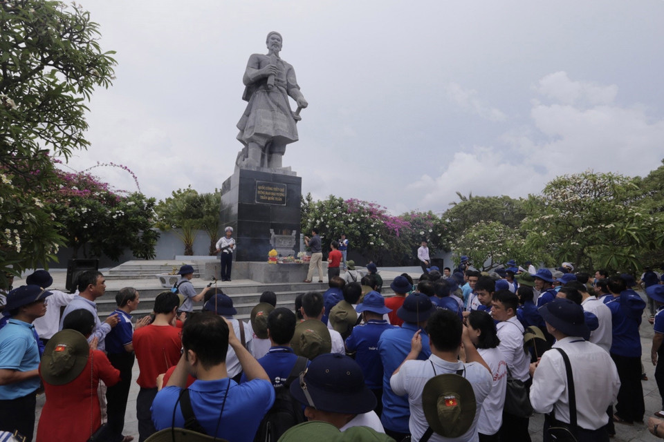 Dâng hương tại Tượng đài Anh hùng dân tộc Trần Quốc Tuấn trên đảo Song Tử Tây. (Ảnh: Trần Việt/TTXVN)