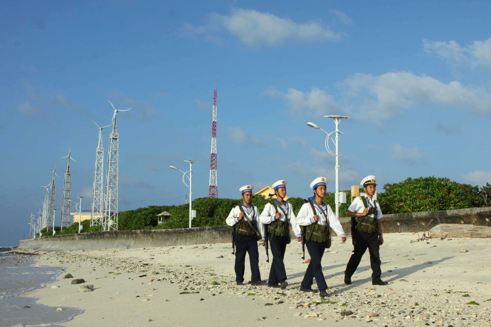 Cán bộ, chiến sỹ Trường Sa thường xuyên nâng cao cảnh giác, tích cực luyện tập sẵn sàng chiến đấu, vững tay súng bảo vệ chủ quyền biển, đảo thiêng liêng của Tổ quốc. (Ảnh: Minh Đức/TTXVN)