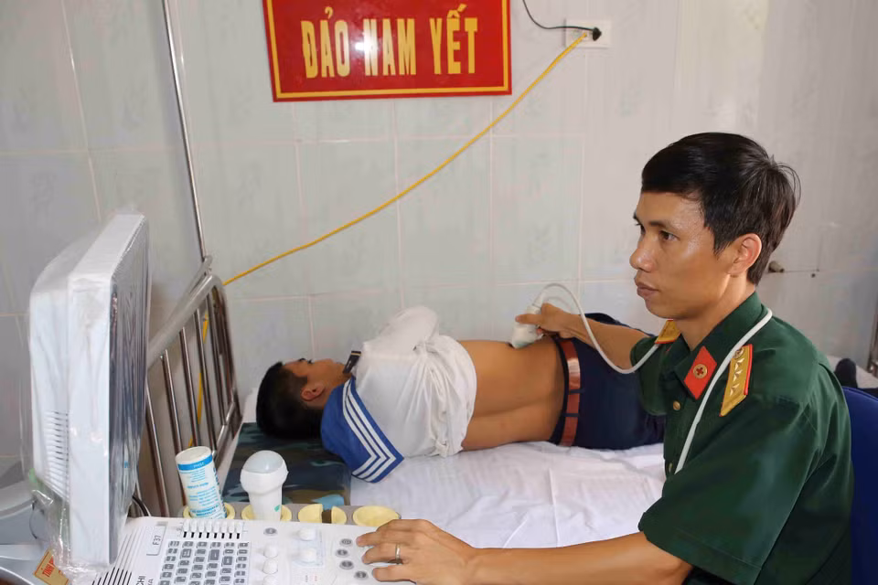 Bác sỹ quân y Bệnh xá đảo Nam Yết khám chữa bệnh cho cán bộ, chiến sỹ trên đảo. Nhiều trường hợp ngư dân đi biển gặp nạn uy hiếp đến tính mạng đã được Bệnh xá cấp cứu và điều trị kịp thời, góp phần giúp ngư dân an tâm vươn khơi bám biển sản xuất. (Ảnh: Trần Lê Lâm/TTXVN)