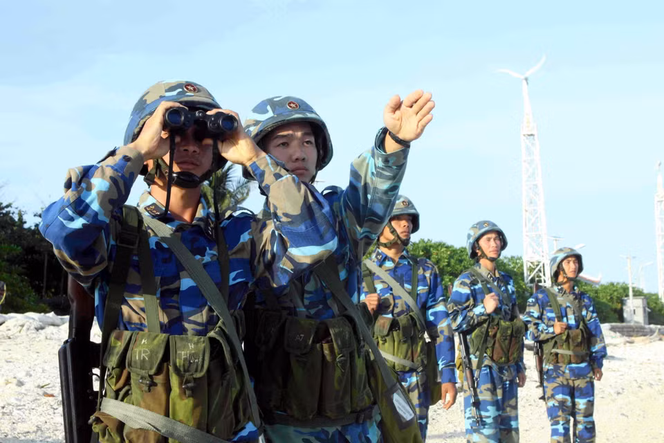 Lực lượng hải quân đánh bộ bảo vệ đảo Trường Sa thường xuyên nâng cao cảnh giác, ngày đêm tuần tra bảo vệ chủ quyền biển, đảo thiêng liêng của Tổ quốc. (Ảnh: Minh Đức /TTXVN)