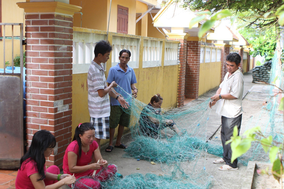 Người dân xã đảo Sinh Tồn chuẩn bị dụng cụ đánh bắt hải sản. (Ảnh: Dương Giang/ TTXVN)