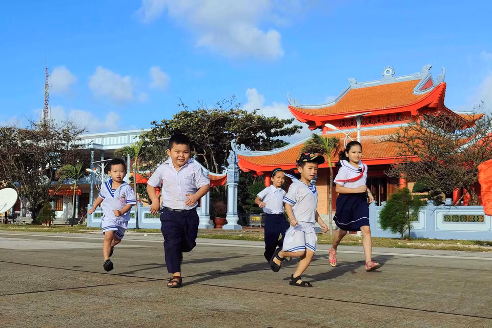 Trẻ em vui đùa trên đảo Trường Sa Lớn. (Ảnh: Hoàng Hùng/TTXVN)