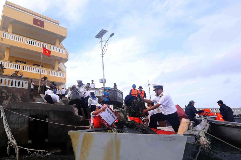 Đoàn công tác của tàu Quân y 561 (Bộ Tư lệnh Vùng 4 Hải quân) thăm, tặng quà Tết Nguyên đán Mậu Tuất 2018 cho cán bộ, chiến sỹ làm nhiệm vụ tại huyện đảo Trường Sa (Khánh Hòa). (Ảnh: Quang Quyết/TTXVN)