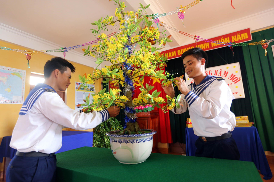 Chiến sỹ đảo Đá Tây A trang trí cây hoa mai chuẩn bị đón Tết. (Ảnh: Danh Lam/TTXVN)