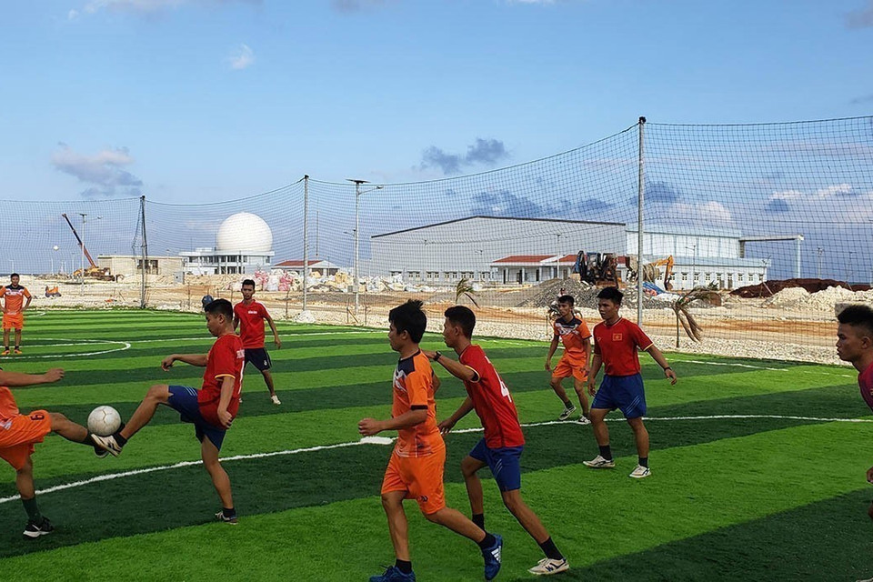  Luyện tập thể dục thể thao để nâng cao thể lực, đảm bảo sức khỏe phục vụ công tác huấn luyện, sẵn sàng chiến đấu là một trong những nhiệm vụ được đặt lên hàng đầu của cán bộ, chiến sĩ làm nhiệm vụ tại quần đảo Trường Sa. (Ảnh: Hoàng Hùng/TTXVN)