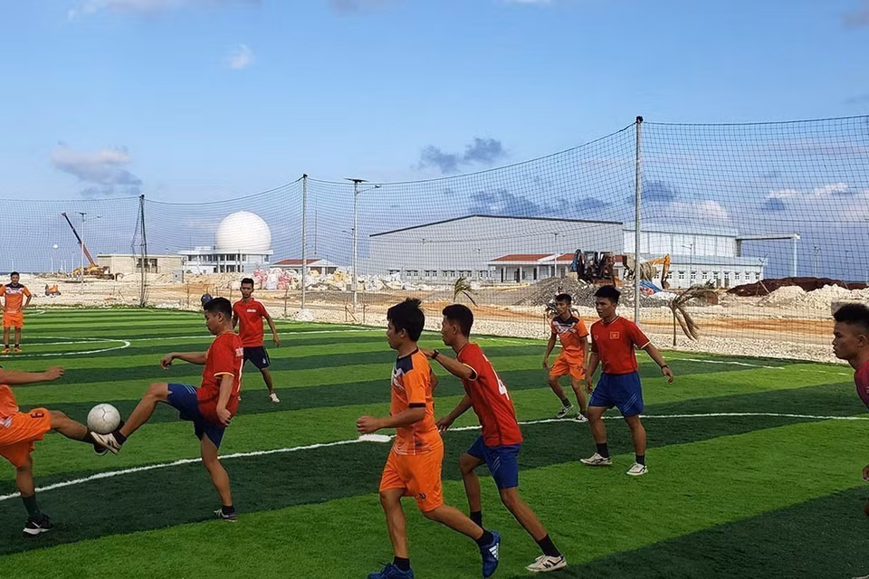  Luyện tập thể dục thể thao để nâng cao thể lực, đảm bảo sức khỏe phục vụ công tác huấn luyện, sẵn sàng chiến đấu là một trong những nhiệm vụ được đặt lên hàng đầu của cán bộ, chiến sĩ làm nhiệm vụ tại quần đảo Trường Sa. (Ảnh: Hoàng Hùng/TTXVN)