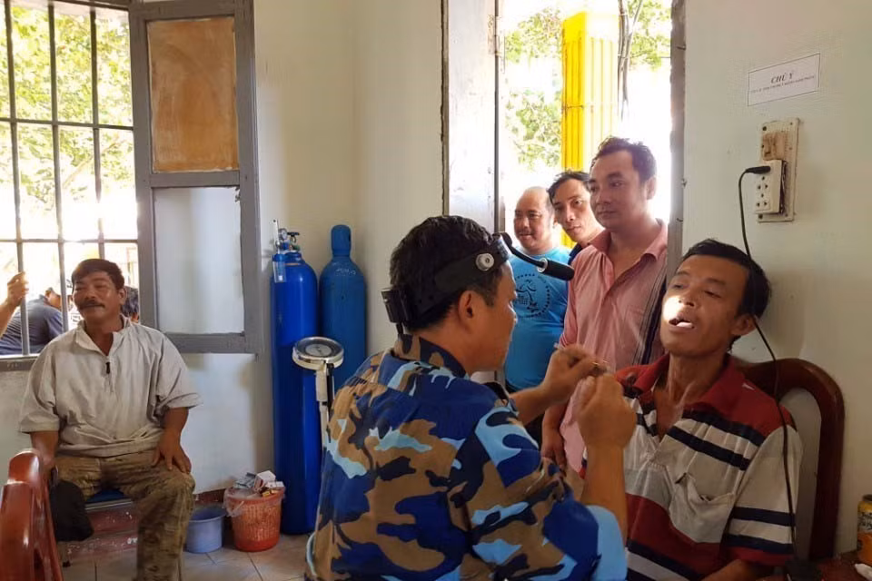  Quân y đảo Sinh Tồn, huyện đảo Trường Sa (tỉnh Khánh Hòa) khám, chữa bệnh cho ngư dân đang neo đậu tàu cá tránh trú bão số 9 (11/2018). (Ảnh: TTXVN)