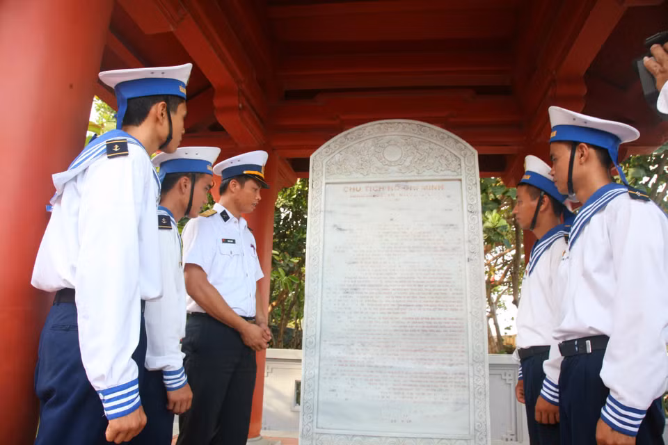 Cán bộ, chiến sỹ đảo Trường Sa tham quan, học tập tại nhà tưởng niệm Chủ tịch Hồ Chí Minh trên đảo. (Ảnh: Hoàng Hải/TTXVN)