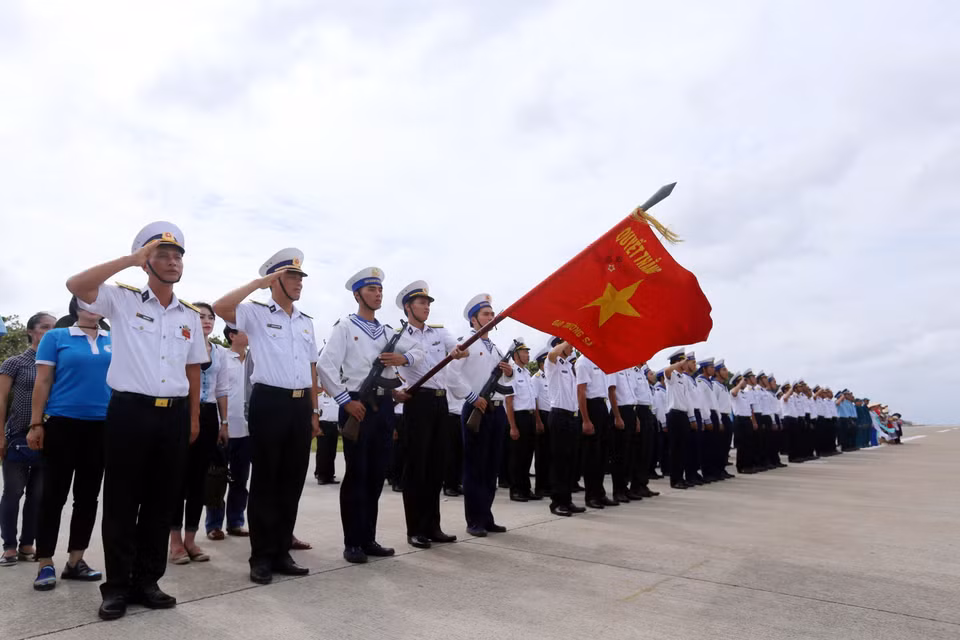 Lễ chào cờ của các chiến sỹ đảo Trường Sa Lớn. (Ảnh: Danh Lam/TTXVN)