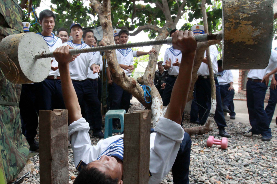  Chiến sỹ Trường Sa không ngừng rèn luyện sẵn sàng chiến đấu bảo vệ chủ quyền biển, đảo thiêng liêng của Tổ quốc. (Ảnh: Nguyễn Thủy/TTXVN)