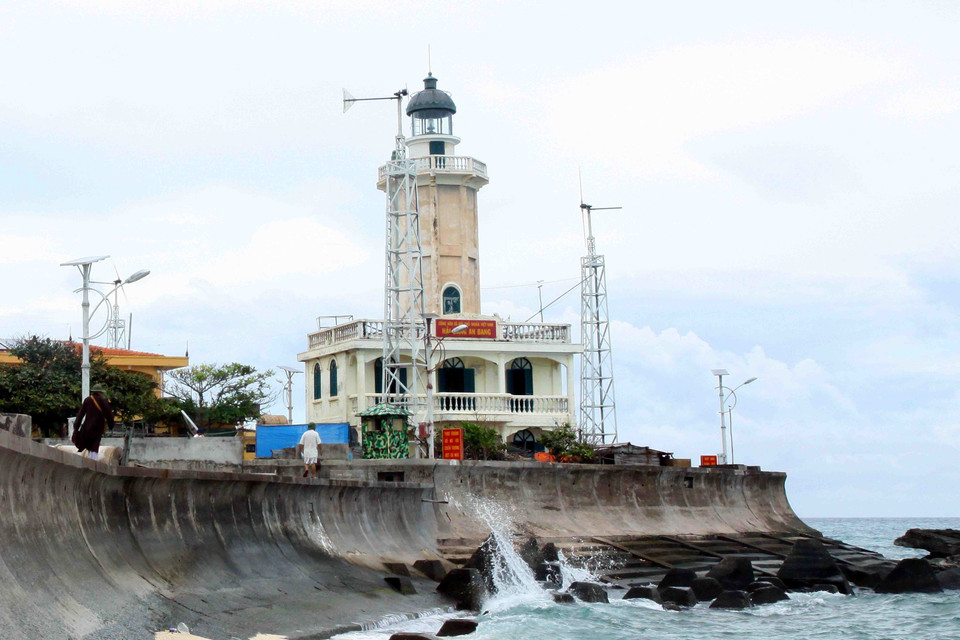  Hệ thống điện gió và hải đăng ở đảo An Bang. (Ảnh: Hồ Cầu/TTXVN)