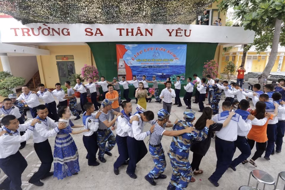 Giao lưu văn nghệ giữa cán bộ, chiến sỹ đảo Sơn Ca, huyện đảo Trường Sa với các nghệ sỹ Đoàn văn công Hải Phòng ra thăm đảo, ngày 9/5/2019. (Ảnh: Trần Việt/ TTXVN)