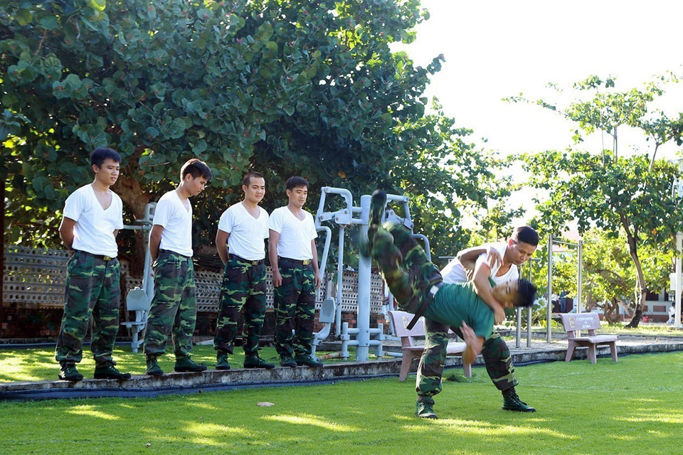 Luyện tập võ thuật, sẵn sàng chiến đấu là một trong những nhiệm vụ được đặt lên hàng đầu của cán bộ, chiến sỹ làm nhiệm vụ tại quần đảo Trường Sa. (Ảnh: Hoàng Hùng/TTXVN)