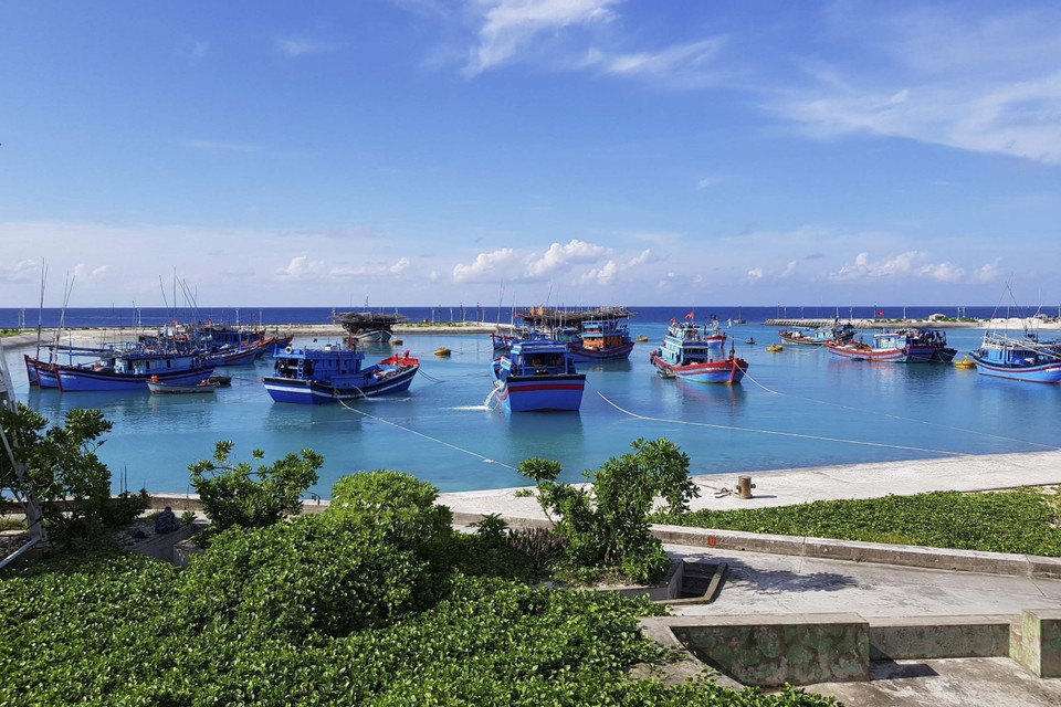 Tàu cá của ngư dân vào neo đậu tránh trú bão ở âu tàu Sinh Tồn, huyện đảo Trường Sa. (Ảnh: TTXVN)