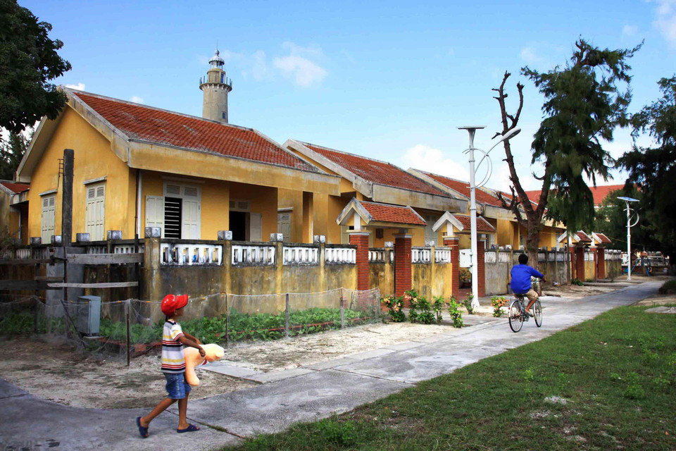 Những căn hộ liền kề khang trang của cư dân trên đảo Song Tử Tây. (Ảnh: Trọng Đạt/TTXVN)