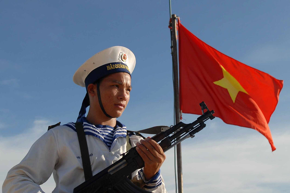  Chiến sỹ đảo Núi Le nâng cao cảnh giác, vững vàng tay súng bảo vệ chủ quyền biển, đảo Tổ quốc. (Ảnh: Doãn Tấn/TTXVN)