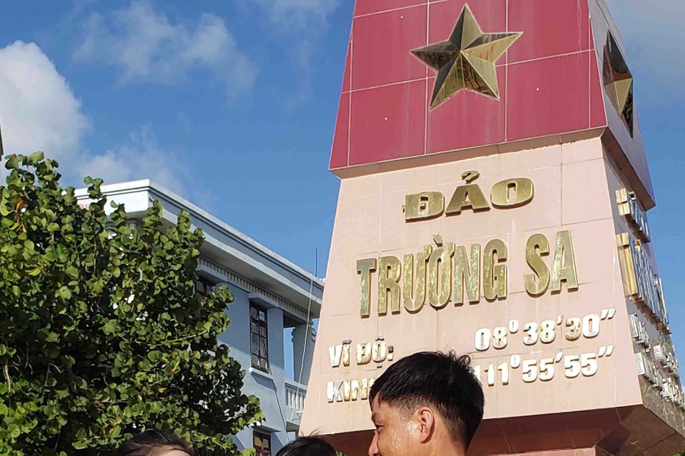 Người dân thị trấn Trường Sa chuẩn bị đón Tết. (Ảnh: Hoàng Hùng/TTXVN)