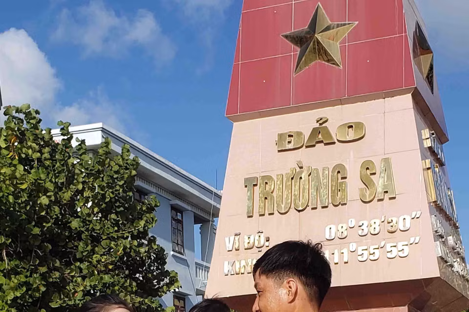 Người dân thị trấn Trường Sa chuẩn bị đón Tết. (Ảnh: Hoàng Hùng/TTXVN)