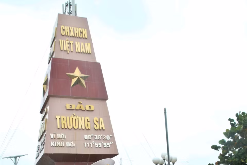  Chiến sỹ đảo Trường Sa đọc ấn phẩm báo chí từ đất liền gửi tặng để trau dồi kiến thức, làm phong phú thêm đời sống văn hóa. (Ảnh: Hoàng Hùng/TTXVN)