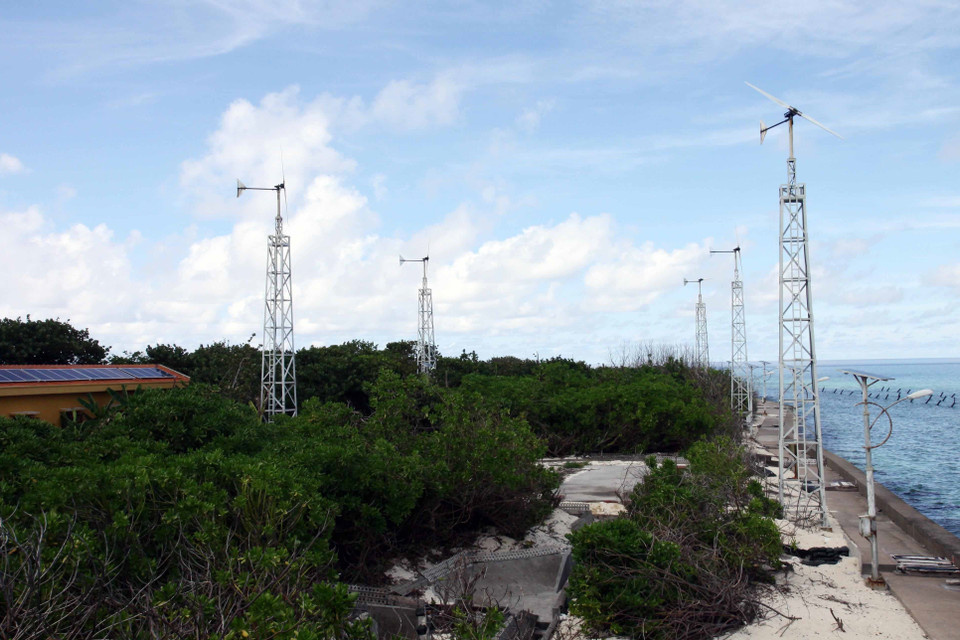 Hệ thống điện gió ở đảo Trường Sa lớn. (Ảnh: Hồ Cầu/TTXVN)