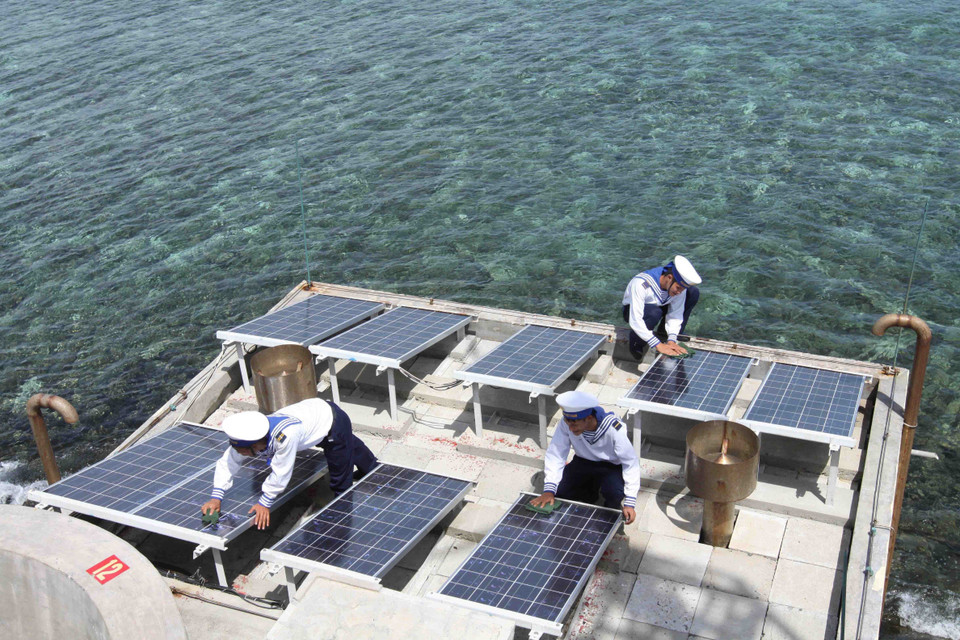  Hệ thống điện gió và điện năng lượng mặt trời được lắp đặt ở các đảo, cung cấp điện phục vụ công tác và nhu cầu sinh hoạt của quân và dân. (Ảnh: Nguyễn Thủy/TTXVN)