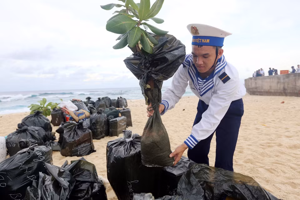 Chiến sỹ đảo An Bang hoàn thành nhiệm vụ, chuẩn bị lên tàu về nhà ăn Tết, không quên mang theo cây bàng vuông làm kỷ niệm. (Ảnh: Danh Lam/TTXVN)