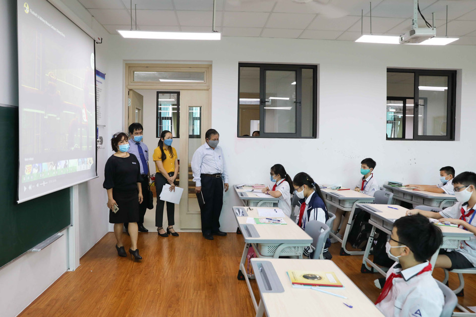 Ông Lê Ngọc Quang, Phó Giám đốc Sở Giáo dục và Đào tạo Hà Nội kiểm tra đột xuất tại trường Trường Tiểu học, Trung học cơ sở và Trung học phổ thông Archimedes (huyện Đông Anh, Hà Nội). (Ảnh: Thanh Tùng/TTXVN)