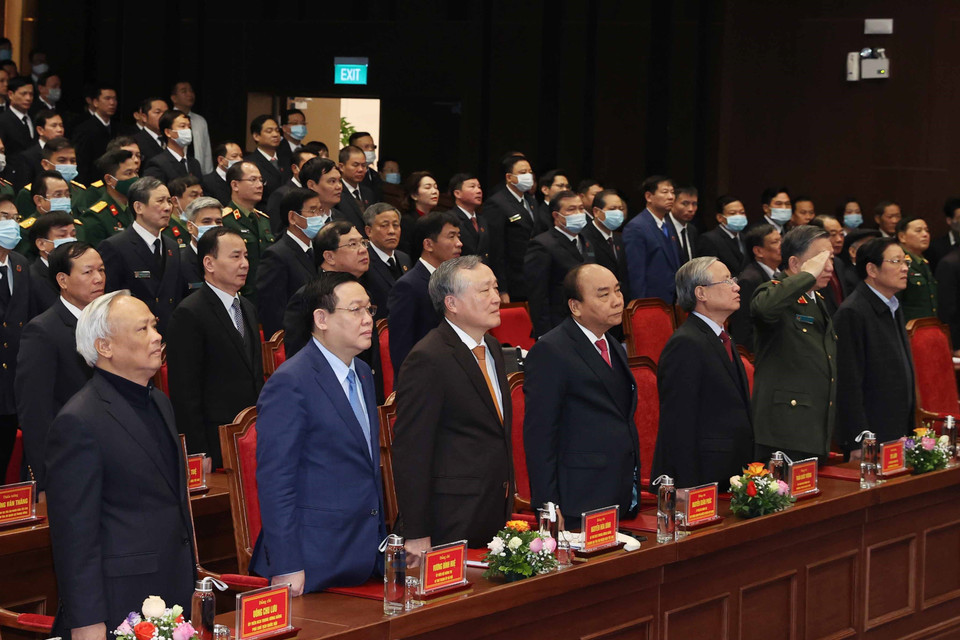 Thủ tướng Nguyễn Xuân Phúc và các đại biểu thực hiện nghi thức chào cờ. (Ảnh: Thống Nhất/TTXVN)