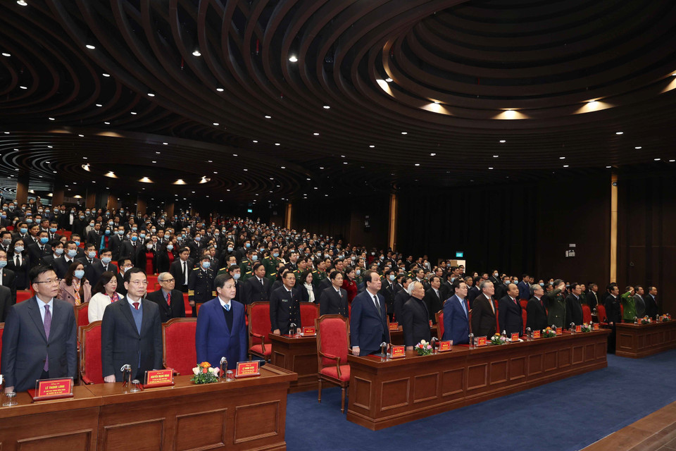 Thủ tướng Nguyễn Xuân Phúc và các đại biểu thực hiện nghi thức chào cờ. (Ảnh: Thống Nhất/TTXVN)