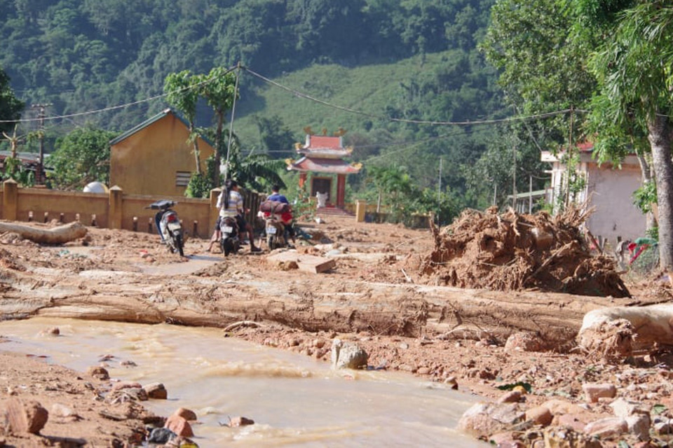 Cây cối nằm ngổn ngang sau trận lũ quét, cô lập hoàn toàn xã Hướng Việt. (Ảnh: TTXVN phát)