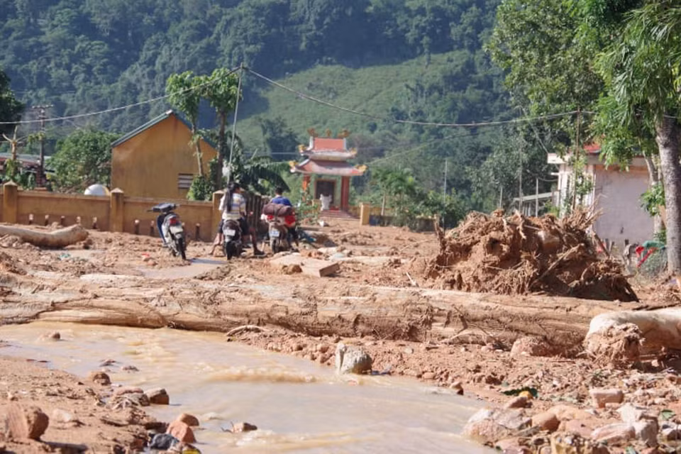 Cây cối nằm ngổn ngang sau trận lũ quét, cô lập hoàn toàn xã Hướng Việt. (Ảnh: TTXVN phát)