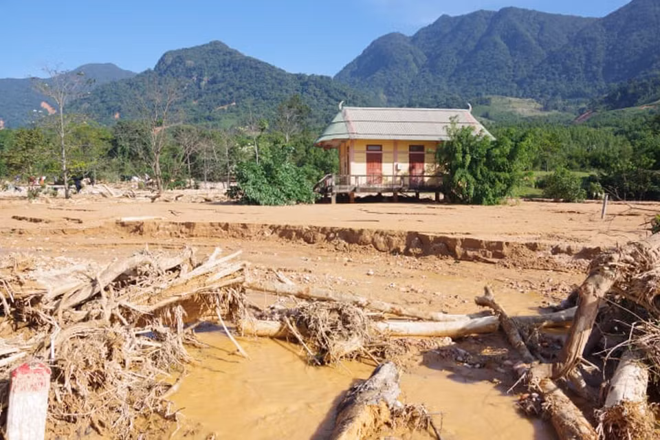 Cây cối nằm ngổn ngang sau trận lũ quét, cô lập hoàn toàn xã Hướng Việt. (Ảnh: TTXVN phát)