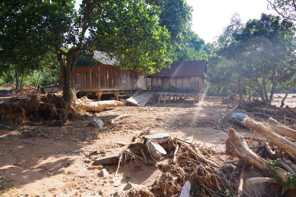 Cây cối nằm ngổn ngang sau trận lũ quét, cô lập hoàn toàn xã Hướng Việt. (Ảnh: TTXVN phát)