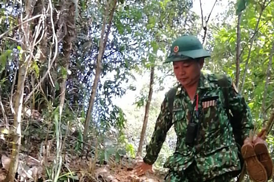 Bộ đội Biên phòng Quảng Trị đi bộ băng rừng 30km để vào xã Hướng Việt. (Ảnh: TTXVN phát)