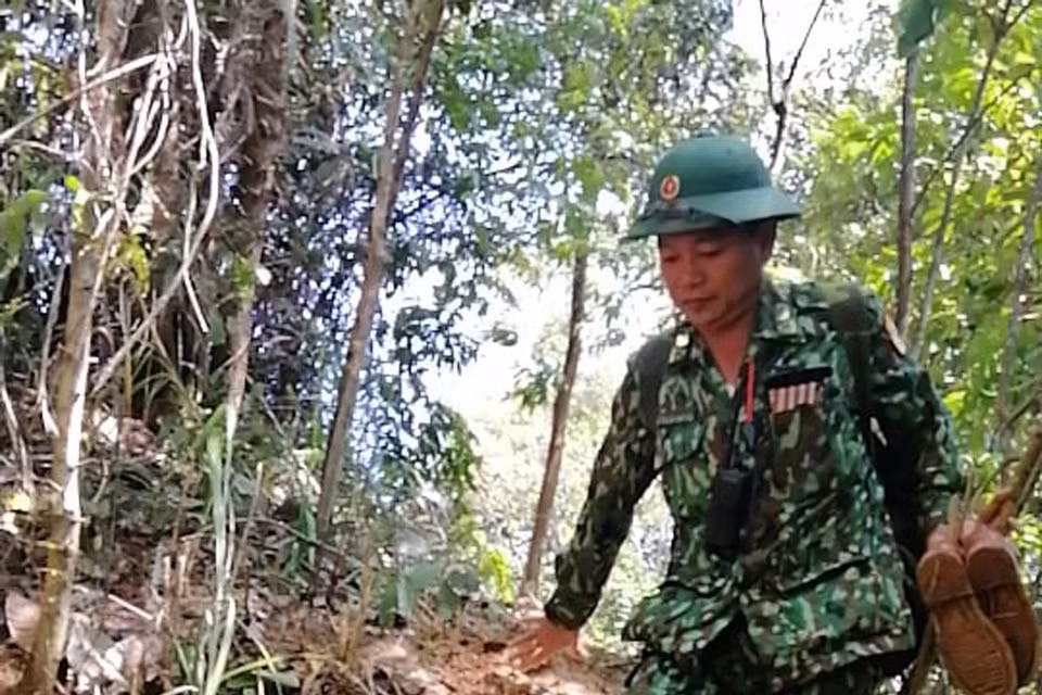 Bộ đội Biên phòng Quảng Trị đi bộ băng rừng 30km để vào xã Hướng Việt. (Ảnh: TTXVN phát)