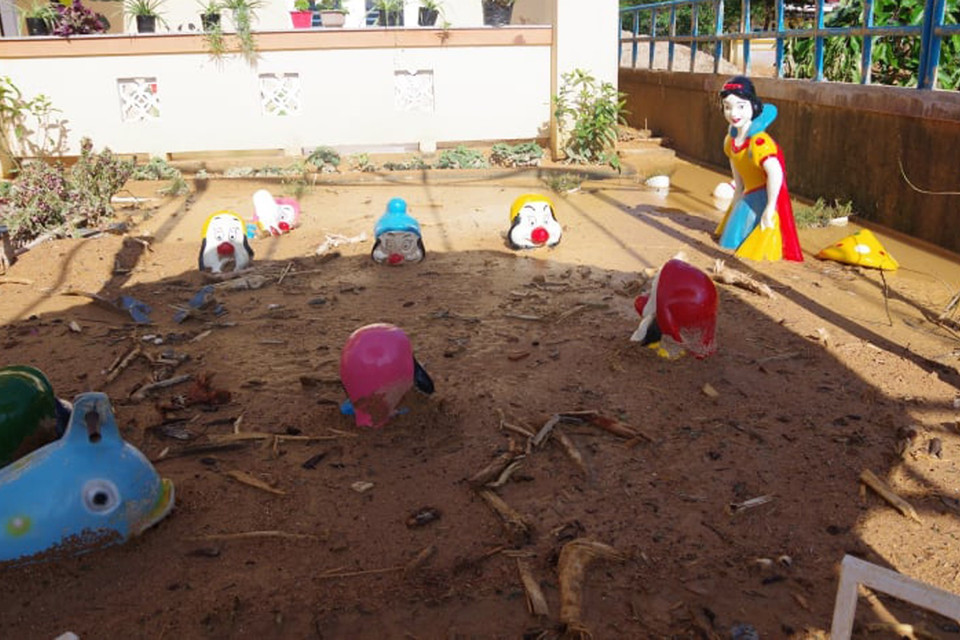 Sân chơi của trường Mầm non xã Hướng Việt bị vùi lấp trong đất đá. (Ảnh: TTXVN phát)