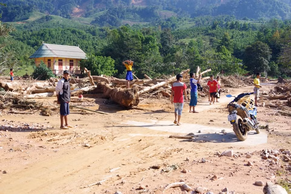 Cây cối nằm ngổn ngang sau trận lũ quét, cô lập hoàn toàn xã Hướng Việt. (Ảnh: TTXVN phát)